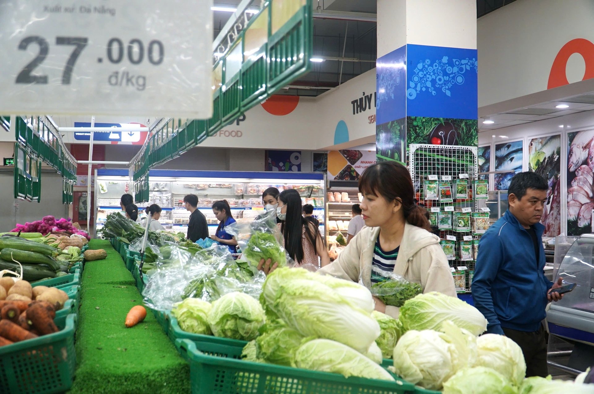 Dân Đà Nẵng đổ xô mua thực phẩm "tích trữ 3 ngày" chống bão Dân Đà Nẵng đổ xô mua thực phẩm "tích trữ 3 ngày" chống bão