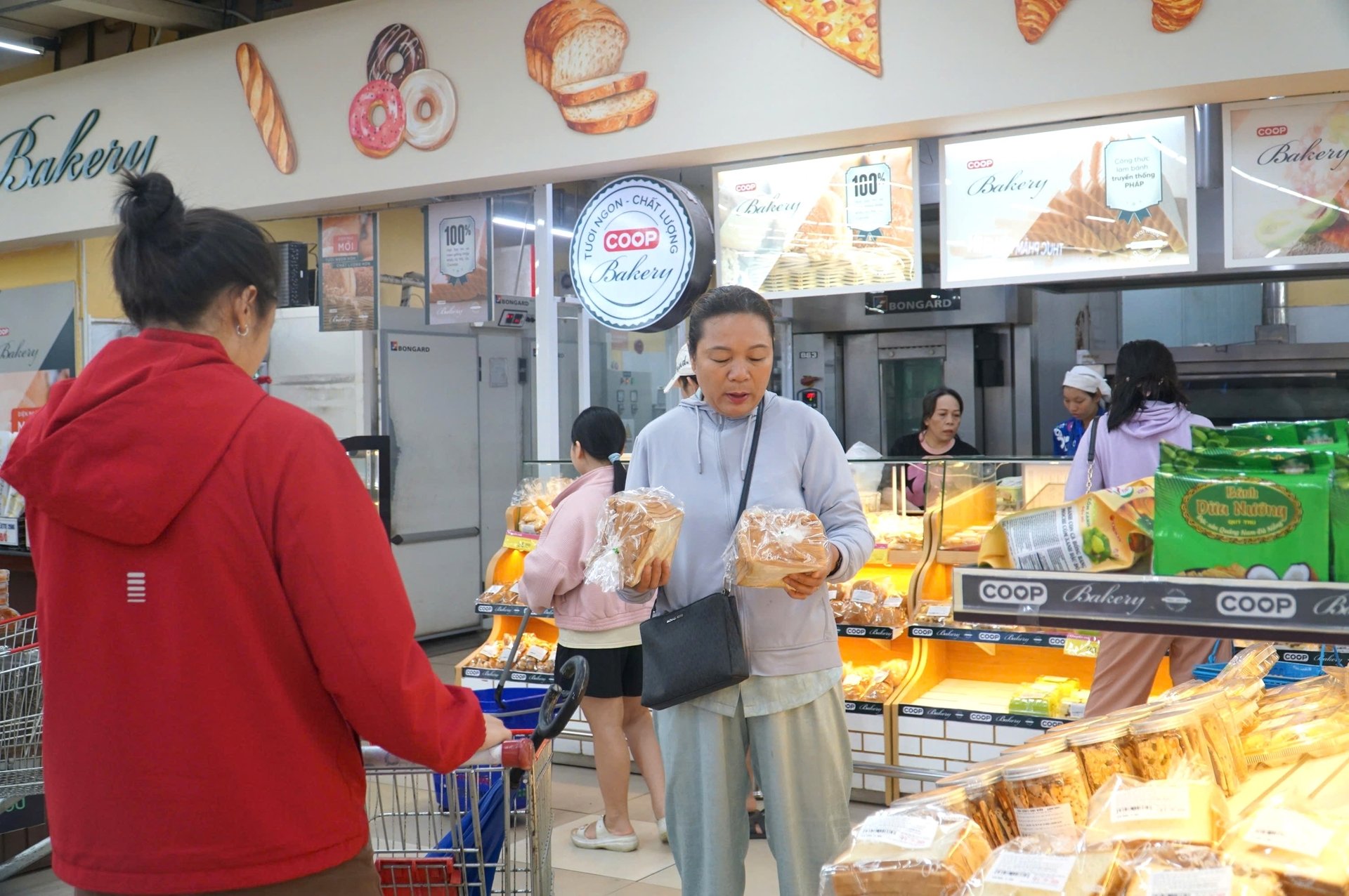 Dân Đà Nẵng đổ xô mua thực phẩm "tích trữ 3 ngày" chống bão Dân Đà Nẵng đổ xô mua thực phẩm "tích trữ 3 ngày" chống bão