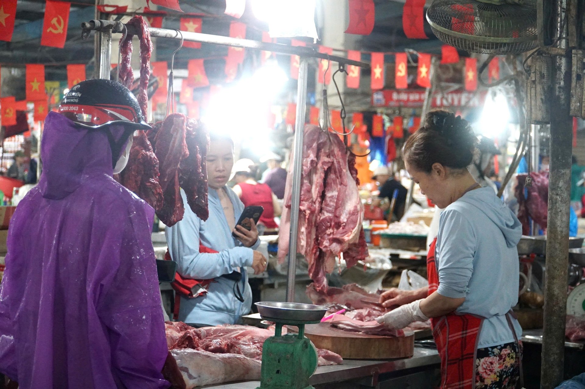 Dân Đà Nẵng đổ xô mua thực phẩm "tích trữ 3 ngày" chống bão Dân Đà Nẵng đổ xô mua thực phẩm "tích trữ 3 ngày" chống bão