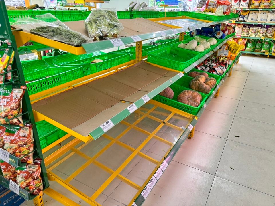 Dân Đà Nẵng đổ xô mua thực phẩm "tích trữ 3 ngày" chống bão Dân Đà Nẵng đổ xô mua thực phẩm "tích trữ 3 ngày" chống bão