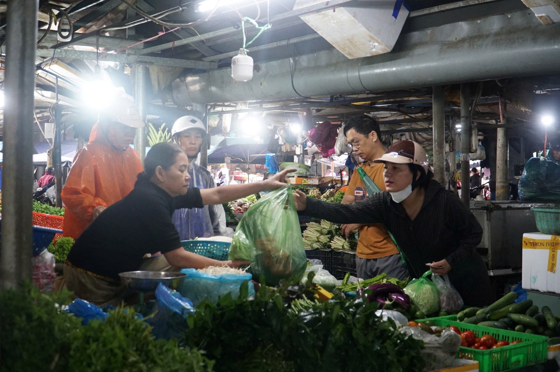 Dân Đà Nẵng đổ xô mua thực phẩm "tích trữ 3 ngày" chống bão Dân Đà Nẵng đổ xô mua thực phẩm "tích trữ 3 ngày" chống bão