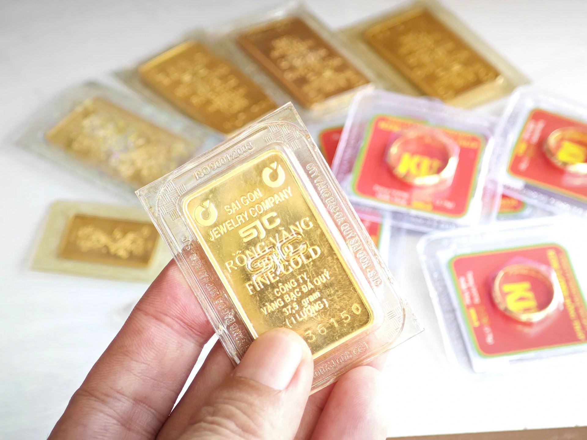 Giá vàng "nhích nhẹ" sau cú giảm sâu Giá vàng "nhích nhẹ" sau cú giảm sâu