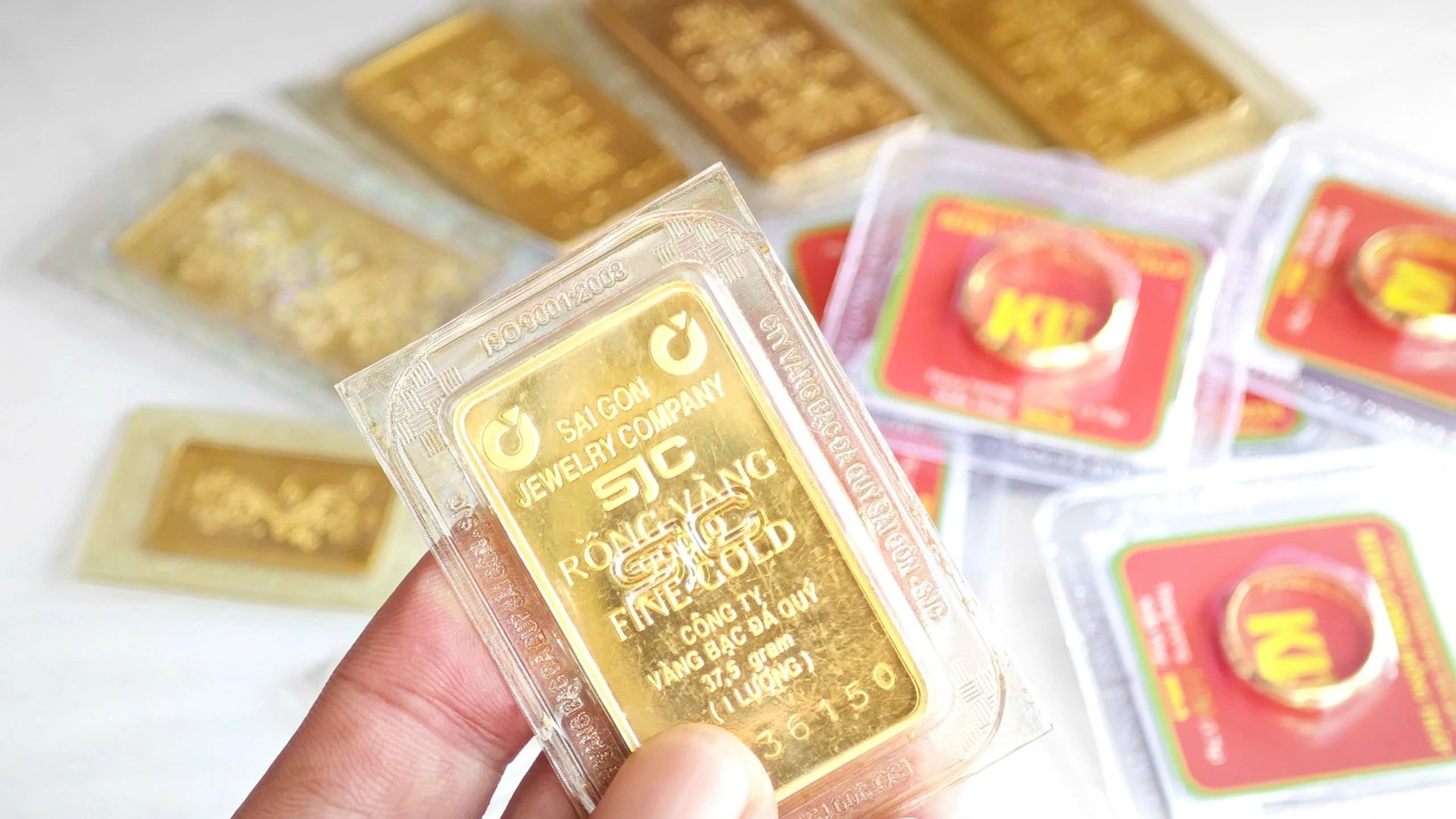 Giá vàng "nhích nhẹ" sau cú giảm sâu