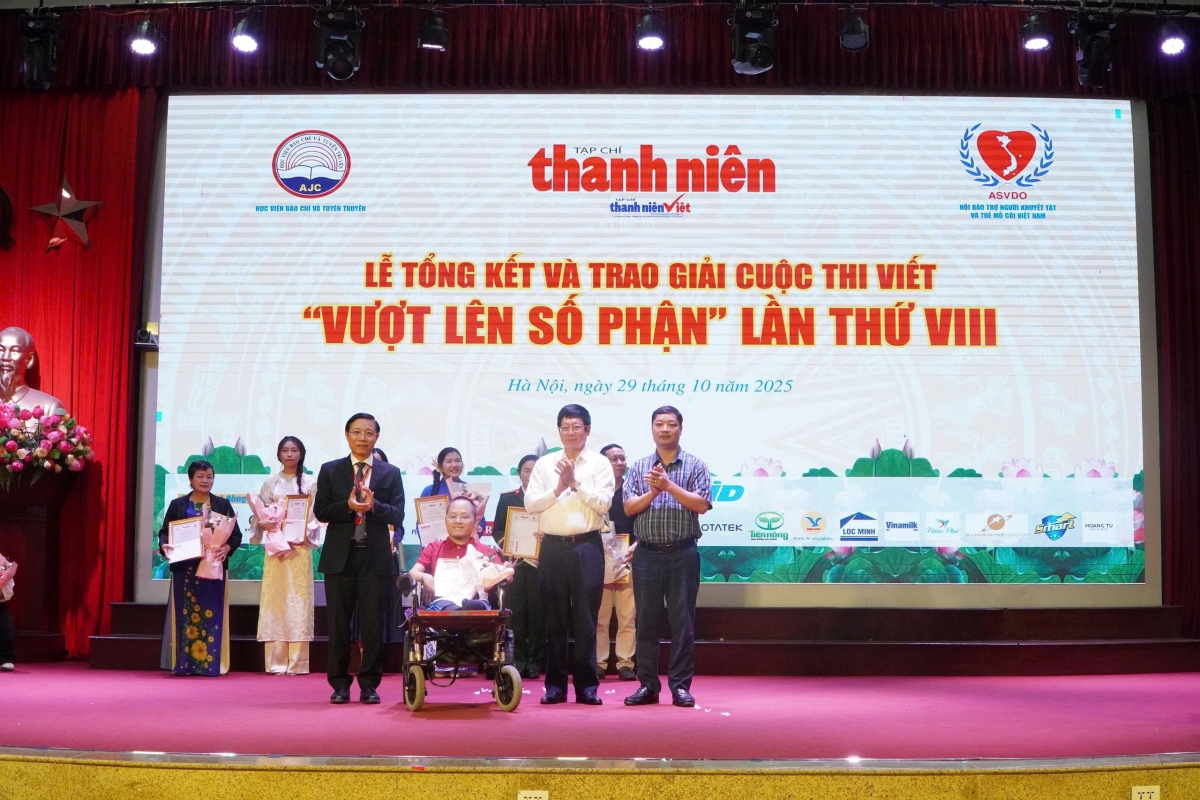 Ông Đỗ Mạnh Hùng - nguyên Phó nhiệm Văn phòng Quốc hội, Phó Chủ tịch Hội Bảo trợ người khuyết tật và trẻ mồ côi Việt Nam; TS Nguyễn Đức Toàn - Phó Giám đốc Học viện Báo chí và Tuyên truyền và ông Phạm Văn Quyết, Trưởng phòng vật tư Công ty CP Công nông nghiệp Tiến Nông trao giải A cho tác giả Phạm Sỹ Long Ông Đỗ Mạnh Hùng - nguyên Phó nhiệm Văn phòng Quốc hội, Phó Chủ tịch Hội Bảo trợ người khuyết tật và trẻ mồ côi Việt Nam; TS Nguyễn Đức Toàn - Phó Giám đốc Học viện Báo chí và Tuyên truyền và ông Phạm Văn Quyết, Trưởng phòng vật tư Công ty CP Công nông nghiệp Tiến Nông trao giải A cho tác giả Phạm Sỹ Long