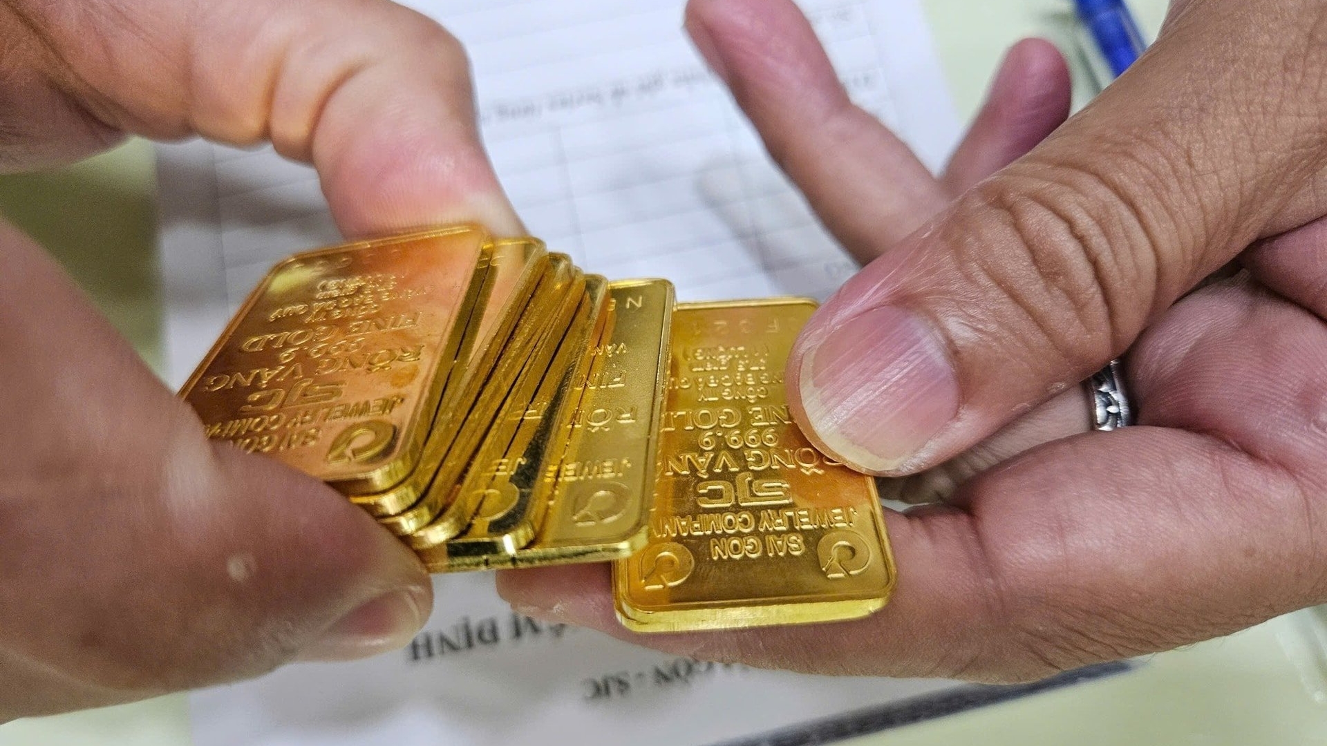 Giá vàng đồng loạt tăng trở lại