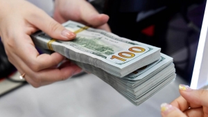 Giá USD ngân hàng giảm, thị trường tự do tăng mạnh