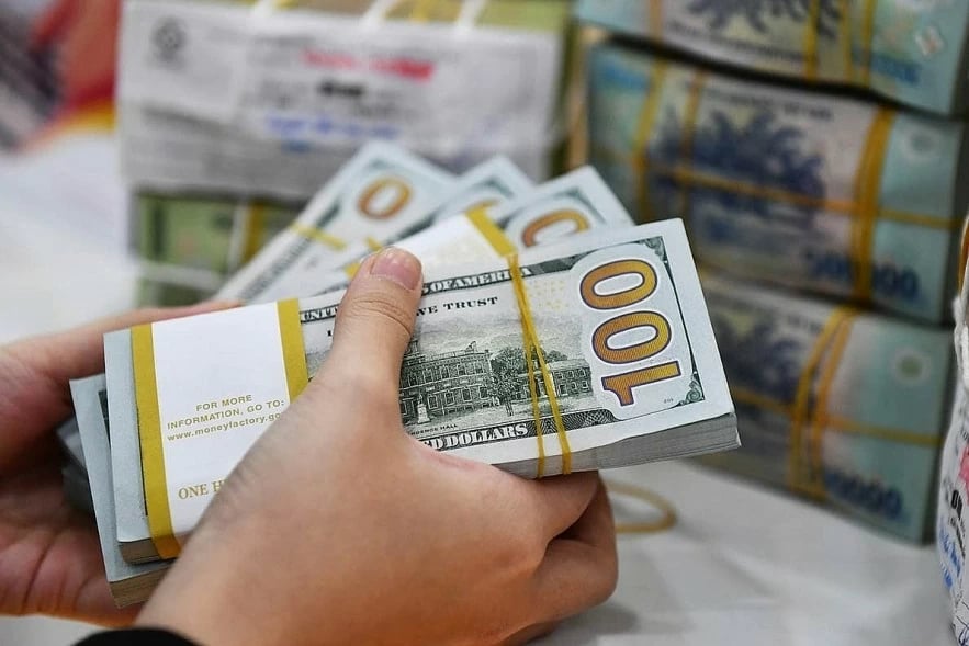 Giá USD ngân hàng giảm, thị trường tự do tăng mạnh Giá USD ngân hàng giảm, thị trường tự do tăng mạnh