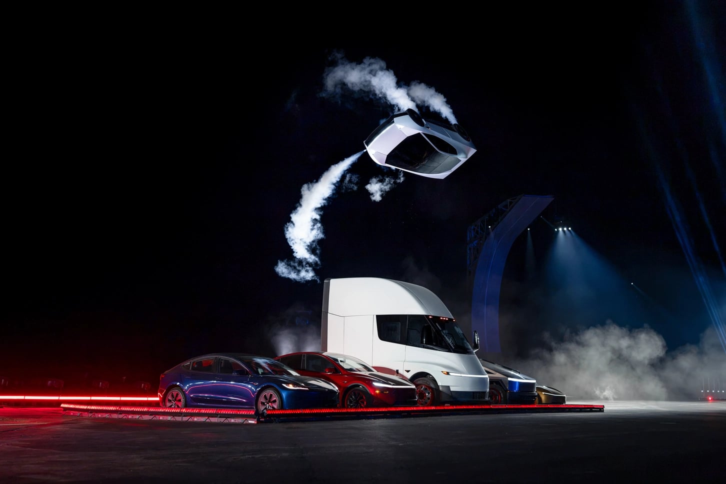 Đằng sau màn trình diễn ngoạn mục của ‘xe bay’ Tesla Roadster Đằng sau màn trình diễn ngoạn mục của ‘xe bay’ Tesla Roadster