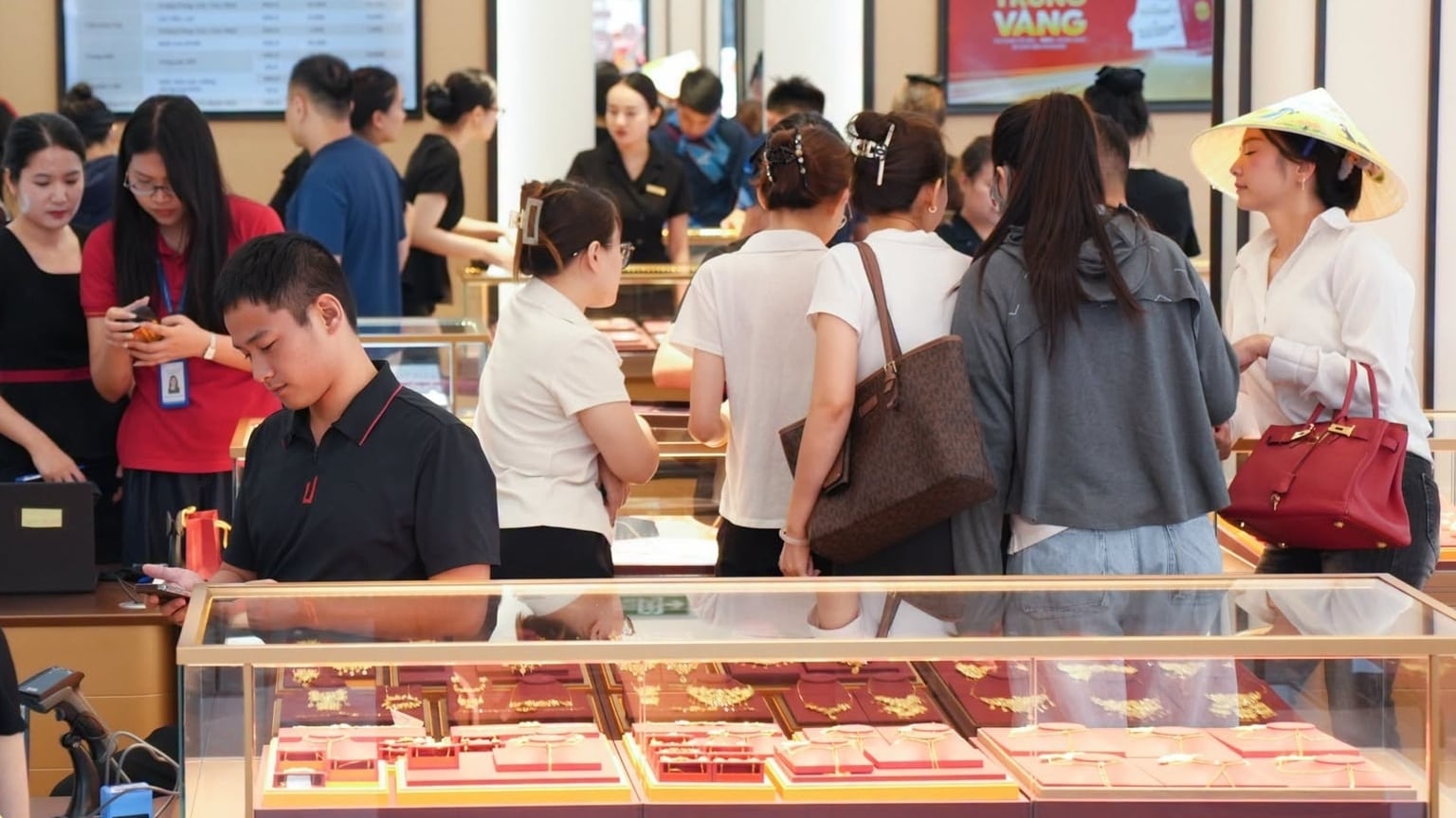 Giá vàng tuần qua: Thị trường rồi sụt, tâm lý nhà đầu tư chùng xuống Giá vàng tuần qua: Thị trường rồi sụt, tâm lý nhà đầu tư chùng xuống