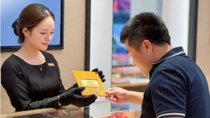 Giá vàng tuần qua: Thị trường rồi sụt, tâm lý nhà đầu tư chùng xuống