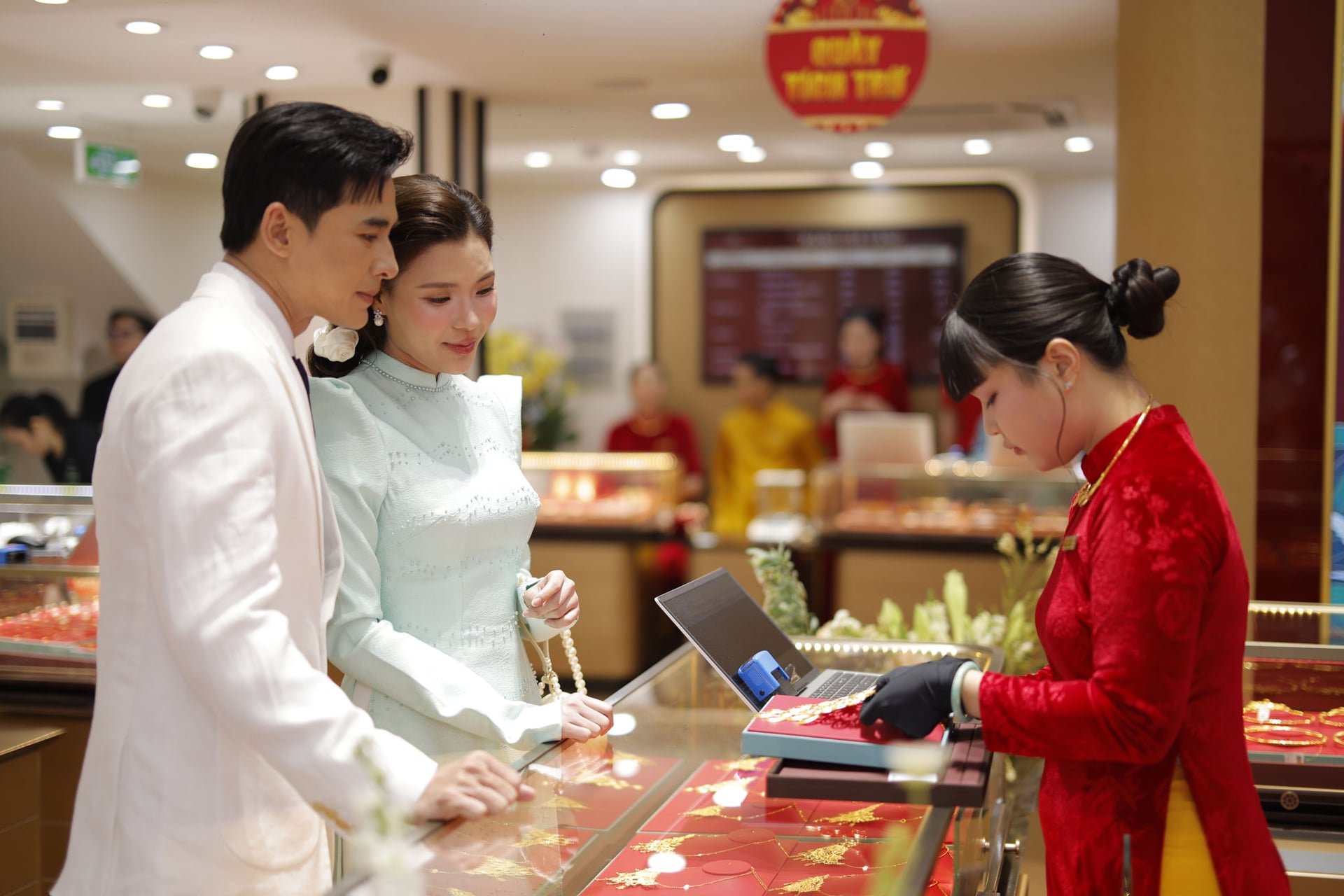 Giá vàng hôm nay 27/10: Khởi sắc trở lại sau chuỗi ngày lao dốc Giá vàng hôm nay 27/10: Khởi sắc trở lại sau chuỗi ngày lao dốc