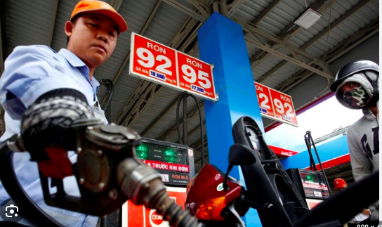 Giá xăng, dầu giảm đến gần 400 đồng/lít