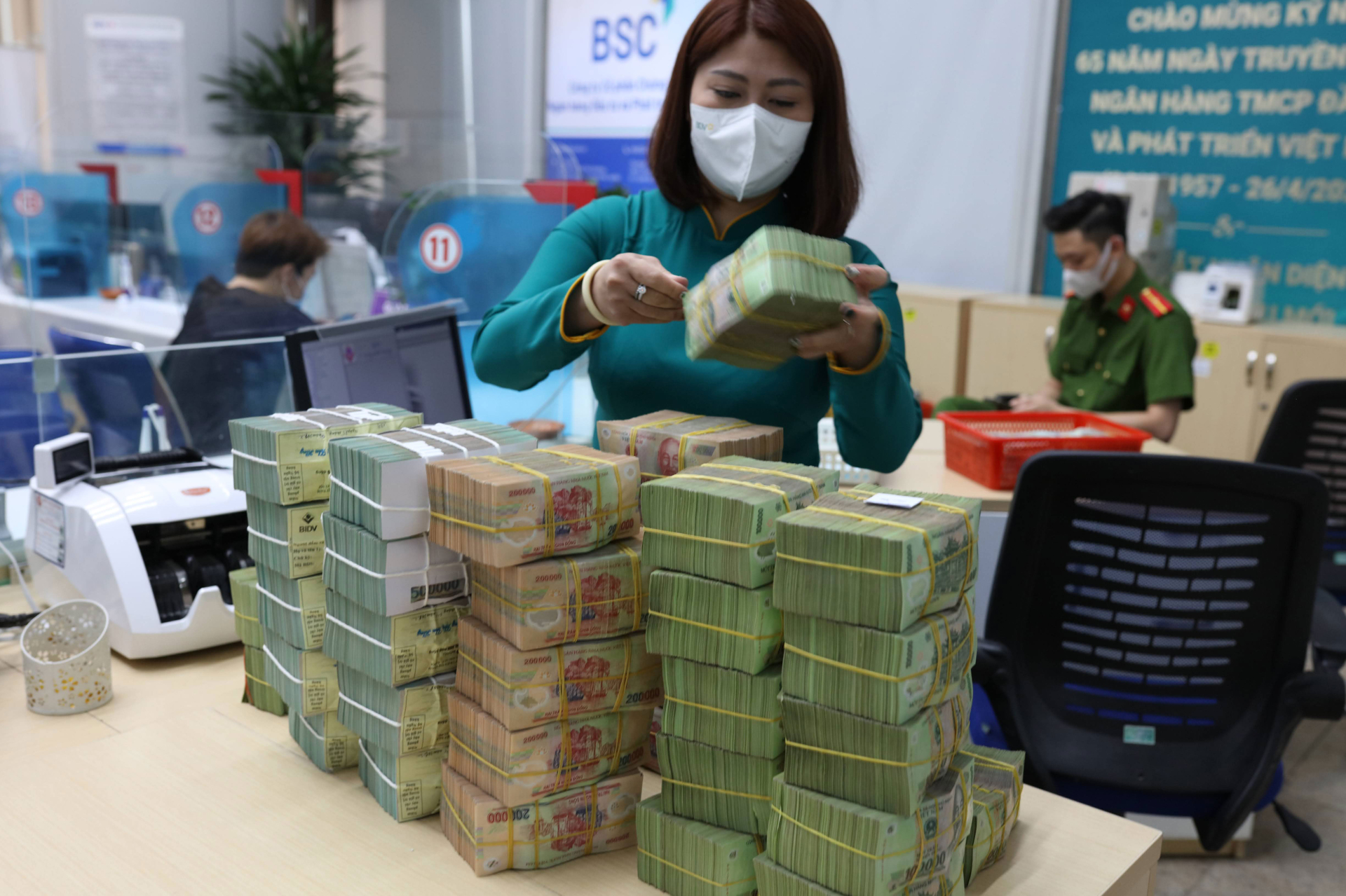 Ngân hàng cấp tập đẩy vốn, cuối năm lãi suất cho vay giảm? Ngân hàng cấp tập đẩy vốn, cuối năm lãi suất cho vay giảm?