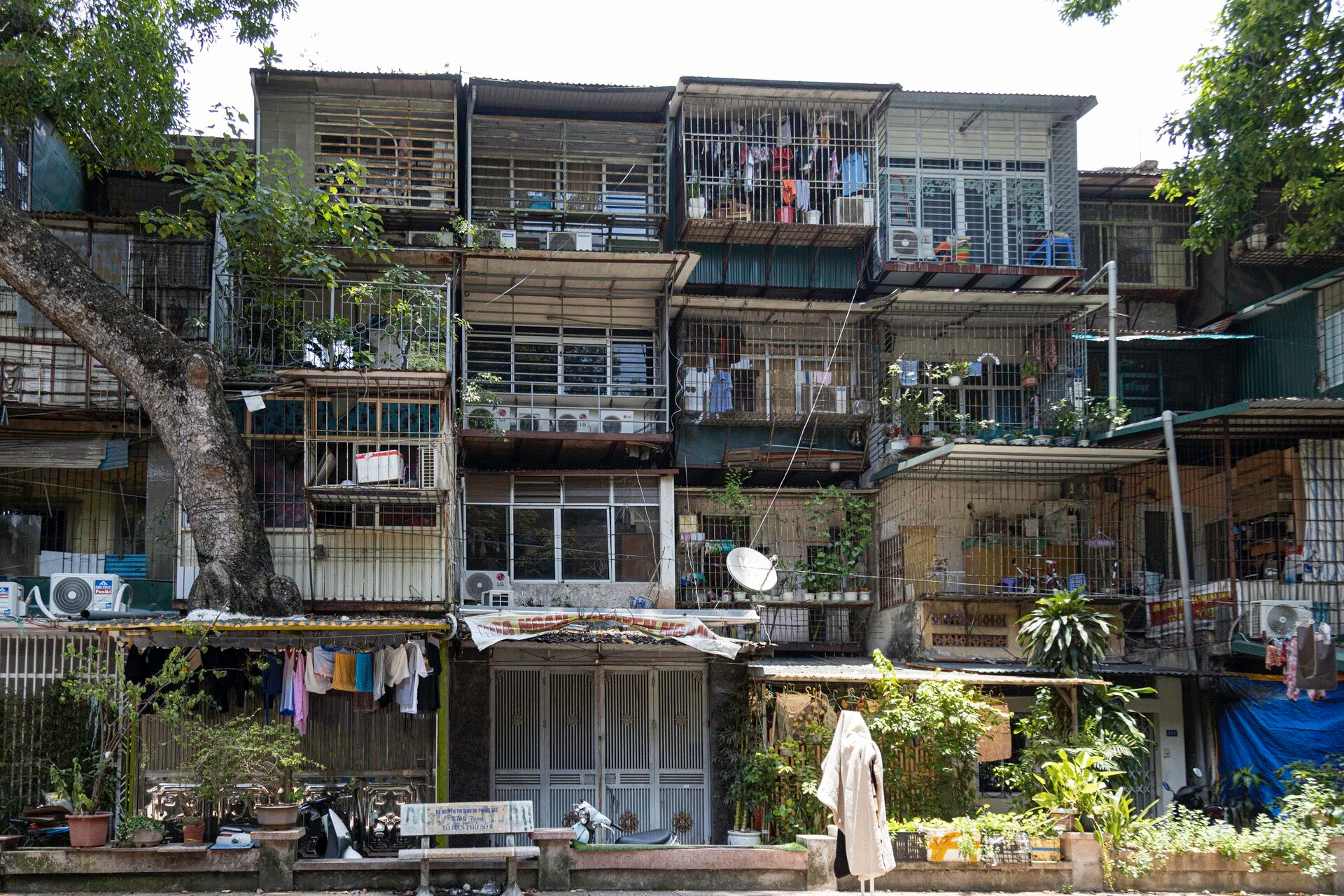 Vì sao chưa thể phá dỡ bắt buộc chung cư cũ?