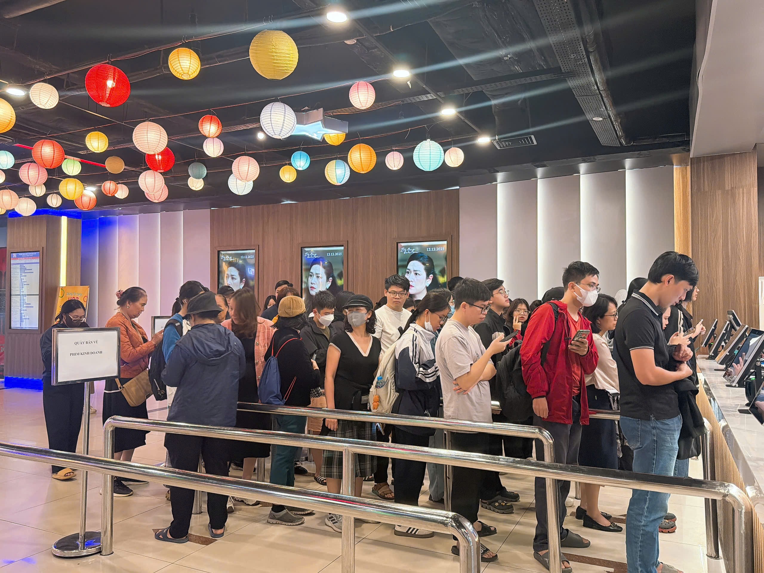 Khán giả xếp hàng nhận vé xem phim miễn phí tại Trung tâm Chiếu phim Quốc gia Khán giả xếp hàng nhận vé xem phim miễn phí tại Trung tâm Chiếu phim Quốc gia