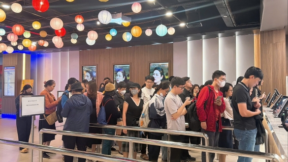 Khán giả xếp hàng nhận vé xem phim miễn phí tại Trung tâm Chiếu phim Quốc gia