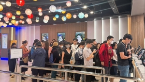 Khán giả xếp hàng nhận vé xem phim miễn phí tại Trung tâm Chiếu phim Quốc gia