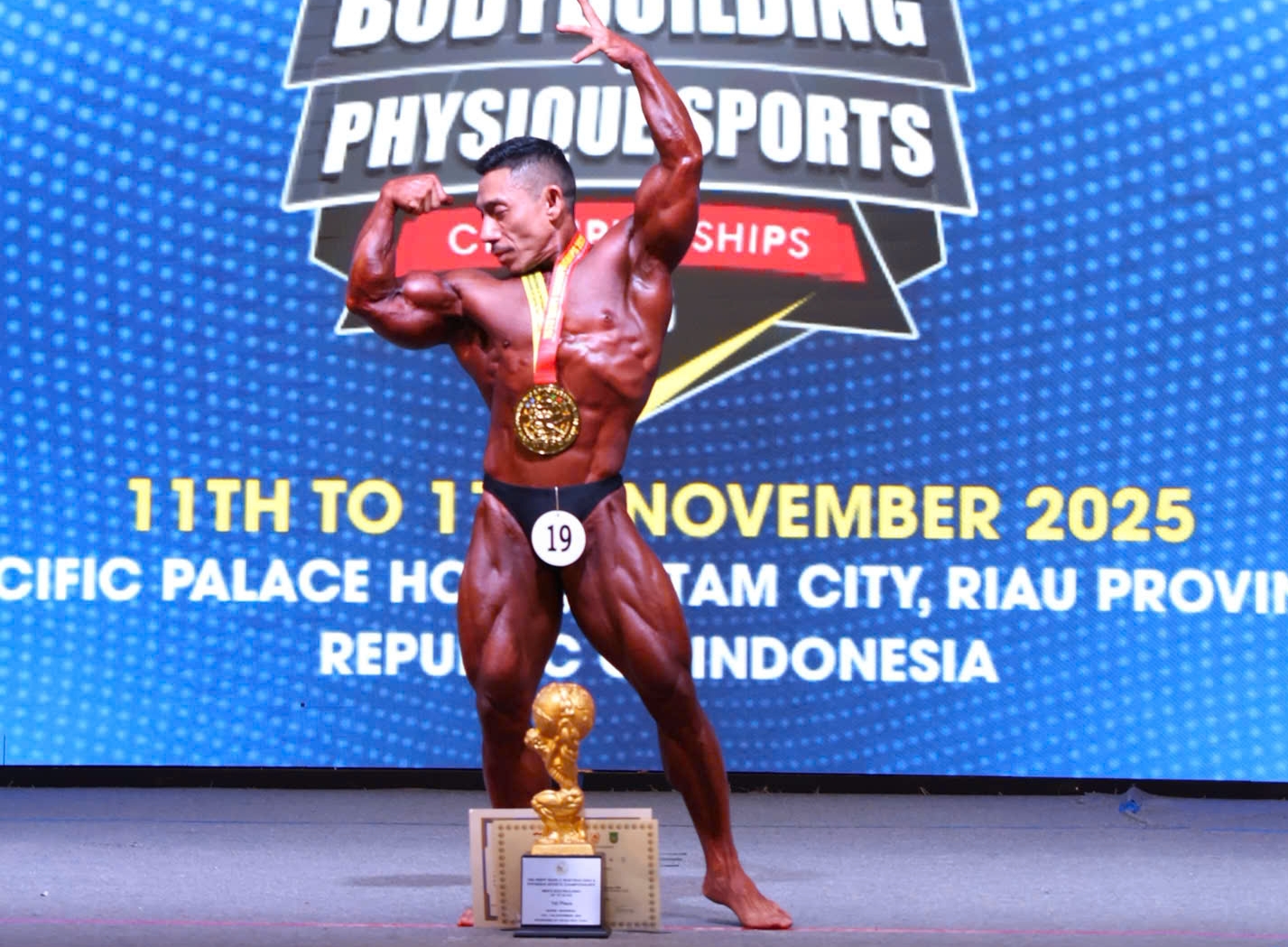 Phạm Văn Mách lần thứ 7 vô địch thế giới: Hành trình bền bỉ của “kiến càng” ở tuổi 49 Phạm Văn Mách lần thứ 7 vô địch thế giới: Hành trình bền bỉ của “kiến càng” ở tuổi 49