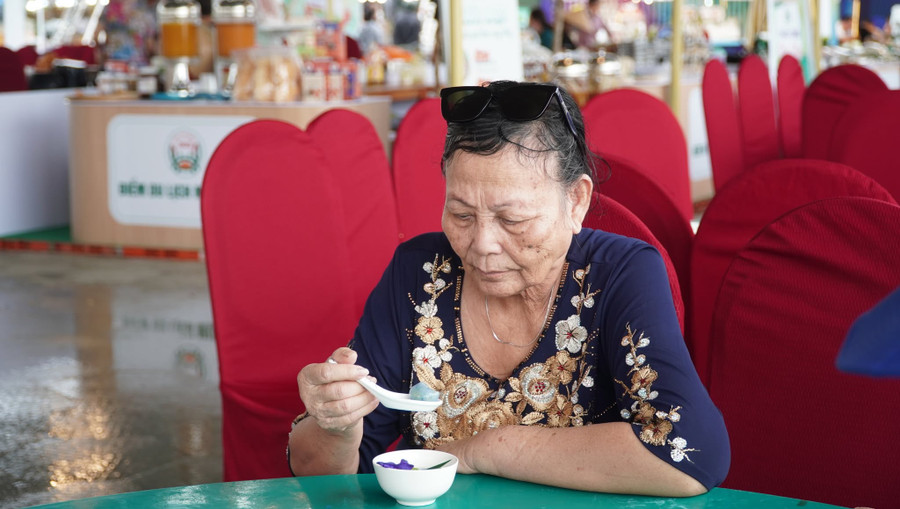 Món chè cua độc lạ tại Ngày hội Cua Cà Mau Món chè cua độc lạ tại Ngày hội Cua Cà Mau