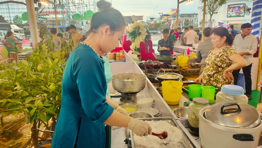 Món chè cua độc lạ tại Ngày hội Cua Cà Mau Món chè cua độc lạ tại Ngày hội Cua Cà Mau