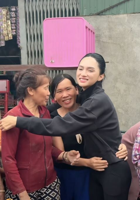 Hương Giang gây xúc động, lao vào vùng lũ hỗ trợ đồng bào ngay sau khi về nước Hương Giang gây xúc động, lao vào vùng lũ hỗ trợ đồng bào ngay sau khi về nước