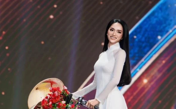 Hương Giang gây xúc động, lao vào vùng lũ hỗ trợ đồng bào ngay sau khi về nước Hương Giang gây xúc động, lao vào vùng lũ hỗ trợ đồng bào ngay sau khi về nước