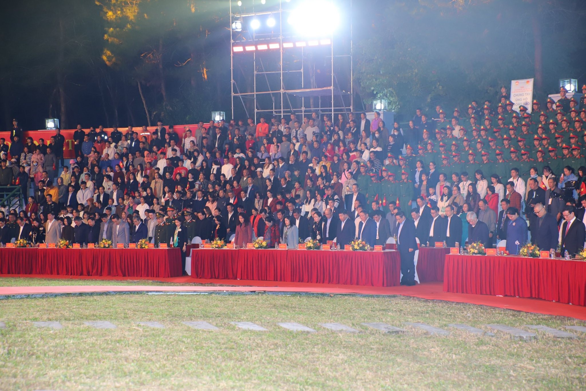 Đoàn kết một lòng - Hướng về miền Trung Đoàn kết một lòng - Hướng về miền Trung