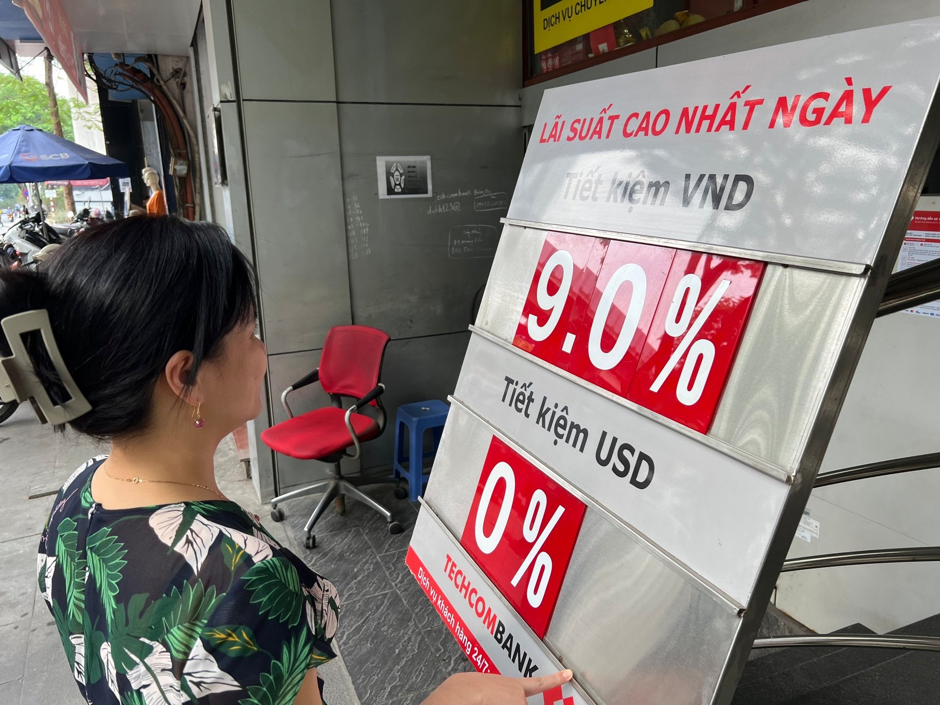 Sức ép lớn, ngân hàng đồng loạt tăng lãi suất tiết kiệm Sức ép lớn, ngân hàng đồng loạt tăng lãi suất tiết kiệm