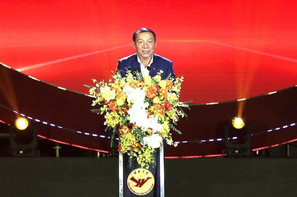 Đoàn kết một lòng - Hướng về miền Trung Đoàn kết một lòng - Hướng về miền Trung