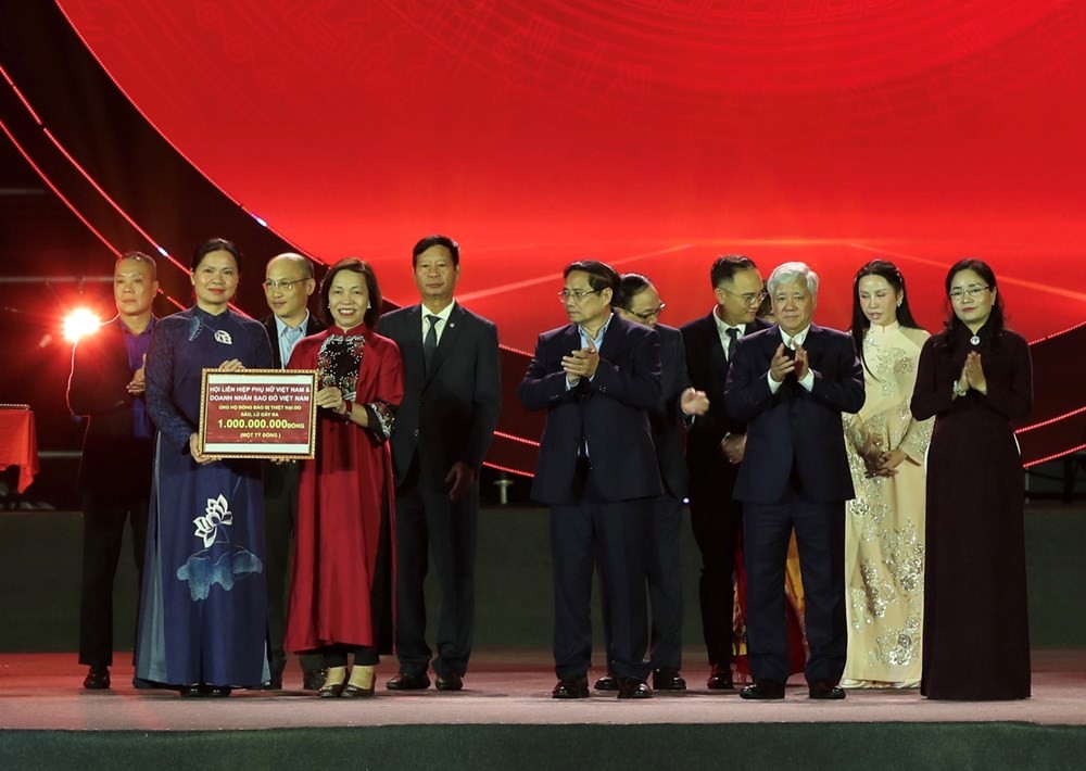 Đoàn kết một lòng - Hướng về miền Trung Đoàn kết một lòng - Hướng về miền Trung