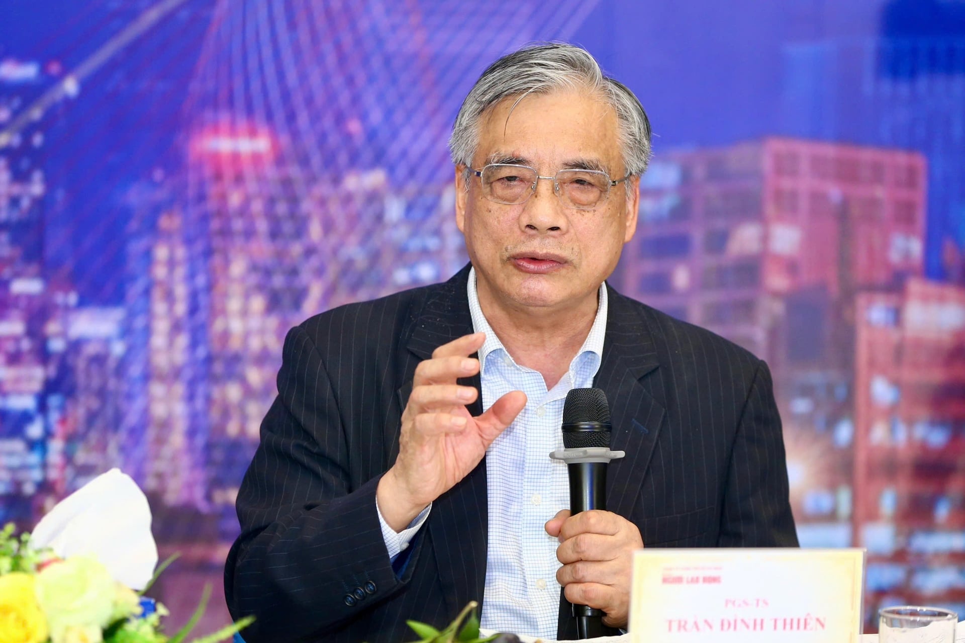 TS.Trần Đình Thiên: "Tăng trưởng hai con số là cách Việt Nam vượt lên chính mình" TS.Trần Đình Thiên: "Tăng trưởng hai con số là cách Việt Nam vượt lên chính mình"