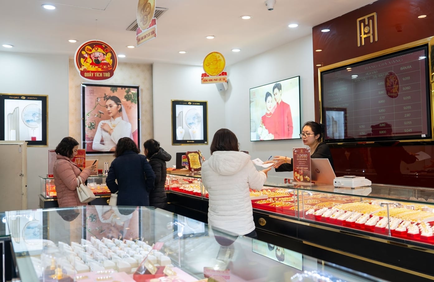 Giá vàng hôm nay 2/12: Bất ngờ giảm mạnh, mất mốc kỷ lục Giá vàng hôm nay 2/12: Bất ngờ giảm mạnh, mất mốc kỷ lục