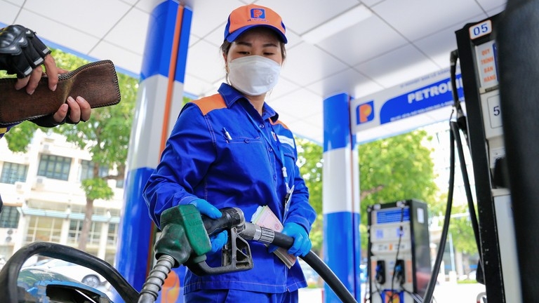 Giá xăng trong nước tăng