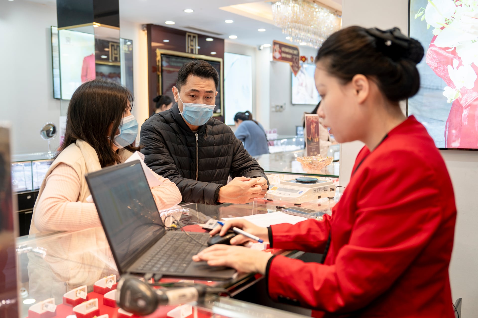 Giá vàng hôm nay 5/12: Sau khi "bốc hơi" hơn 2 triệu/lượng,  vàng tăng nhẹ trở lại