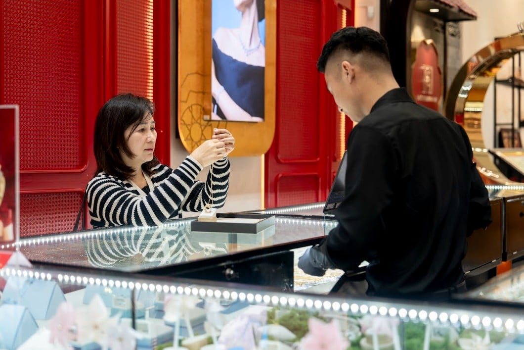 Giá vàng hôm nay 18/12: "Bám trụ" ở mức 156,2 triệu/lượng Giá vàng hôm nay 18/12: "Bám trụ" ở mức 156,2 triệu/lượng