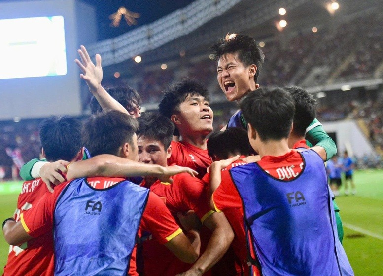 Thủ tướng chúc mừng Đội tuyển bóng đá nam U22 và Đội tuyển nữ Futsal quốc gia giành Huy chương Vàng SEA Games Thủ tướng chúc mừng Đội tuyển bóng đá nam U22 và Đội tuyển nữ Futsal quốc gia giành Huy chương Vàng SEA Games