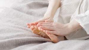 Vì sao tay chân thường lạnh vào mùa đông và cách khắc phục hiệu quả