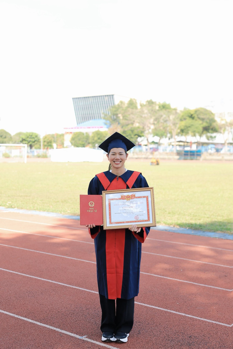 Kình ngư Ánh Viên khoe bằng thạc sĩ cùng dòng trạng thái hài hước gây chú ý