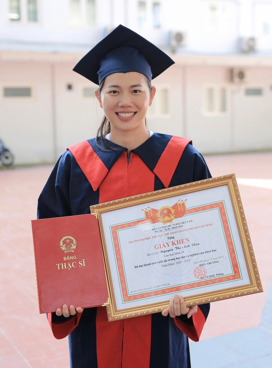 Kình ngư Ánh Viên khoe bằng thạc sĩ cùng dòng trạng thái hài hước gây chú ý