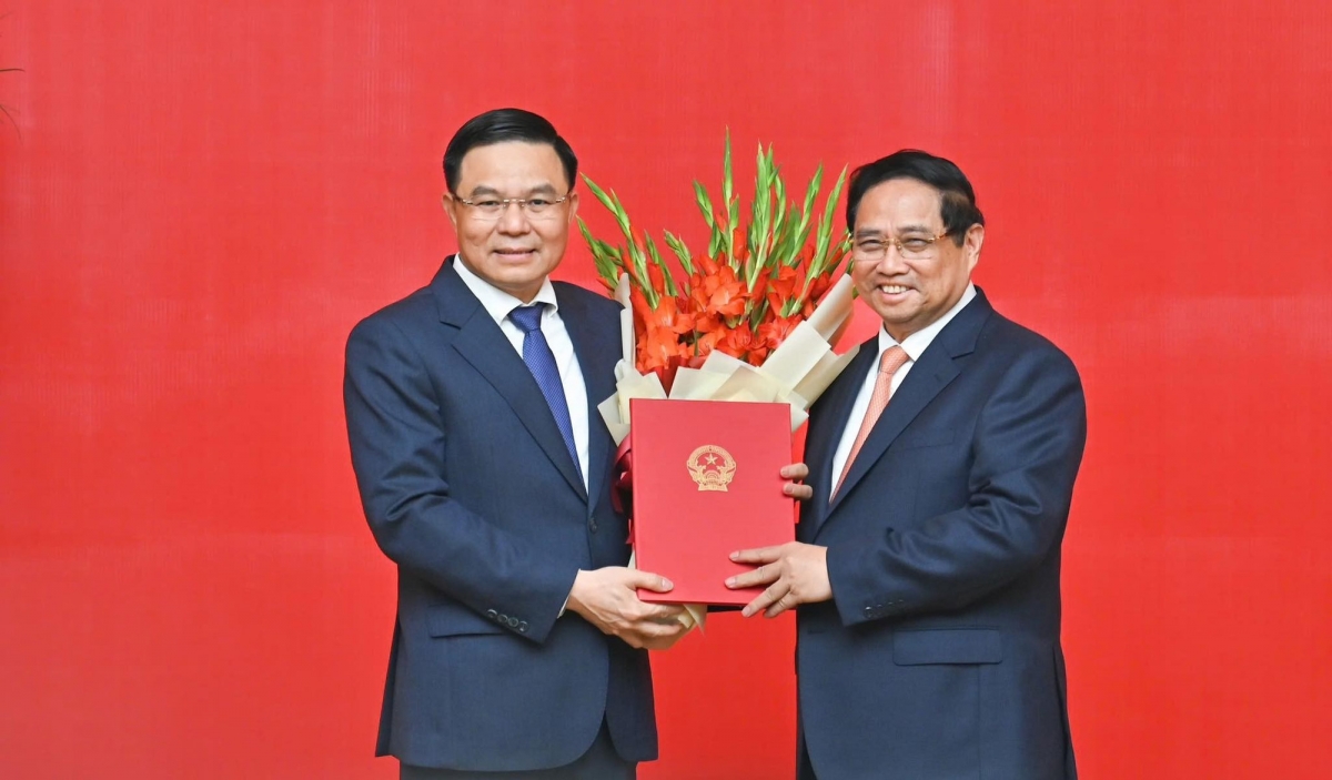 Thủ tướng Phạm Minh Chính trao quyết định giao quyền Bộ trưởng Bộ Công Thương cho ông Lê Mạnh Hùng. Ảnh: Tiền Phong