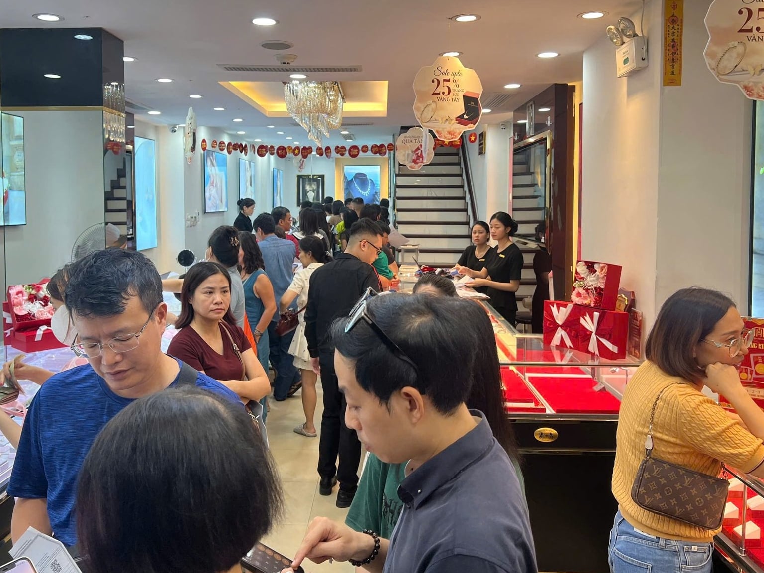 Giá vàng hôm nay 24/12: Vàng miếng SJC sát mốc 160 triệu/lượng