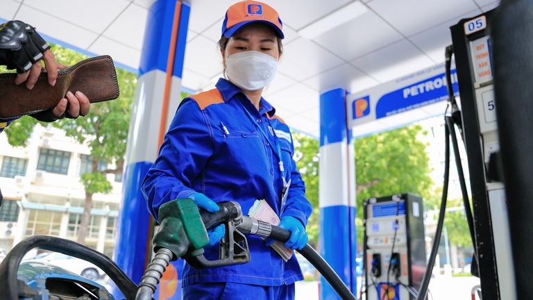 Giá xăng trong nước giảm trong kỳ điều hành hôm nay 25/12