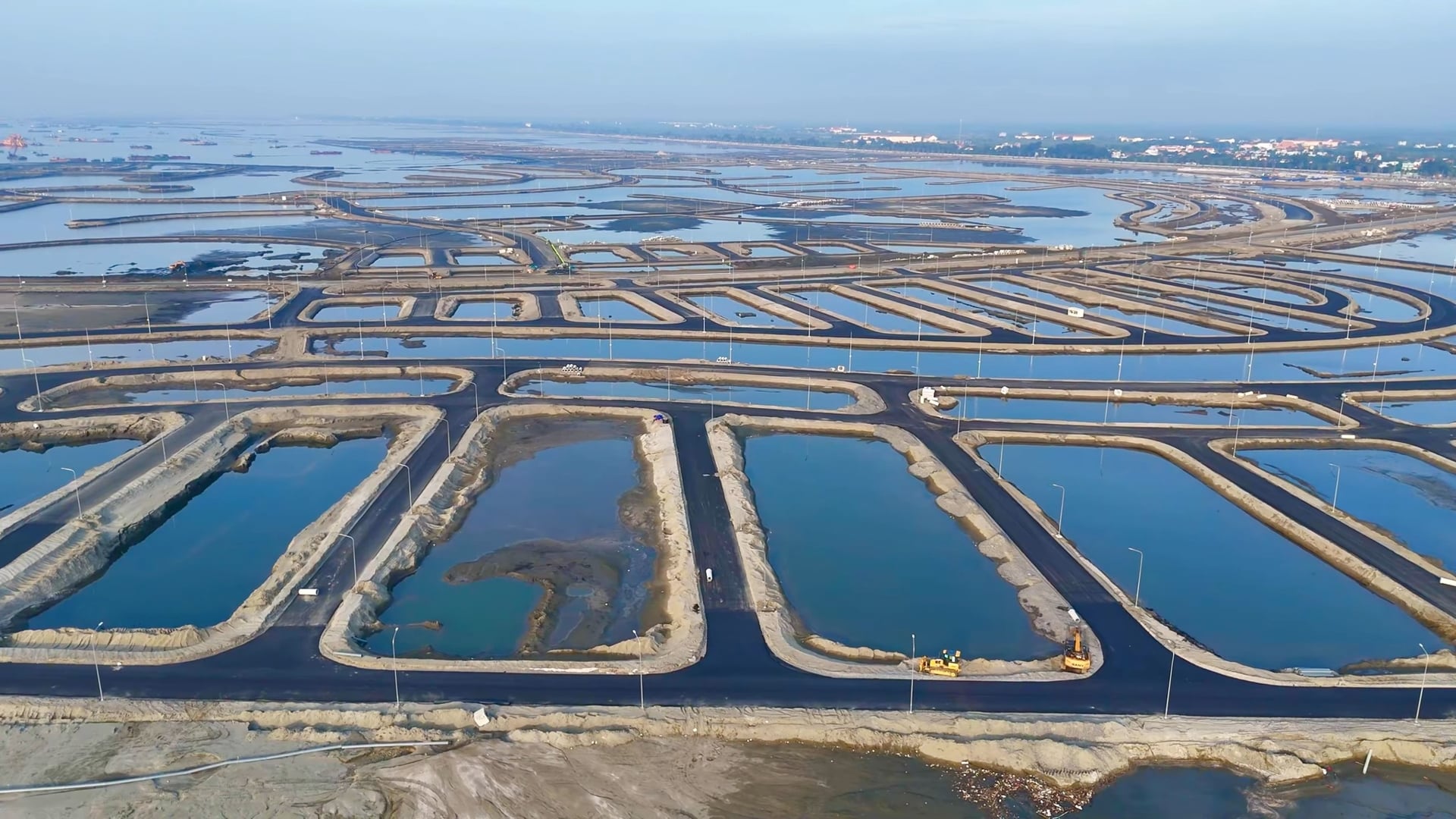 Thị trường bất động sản 2025: Tưng bừng M&A, khối nội dẫn sóng