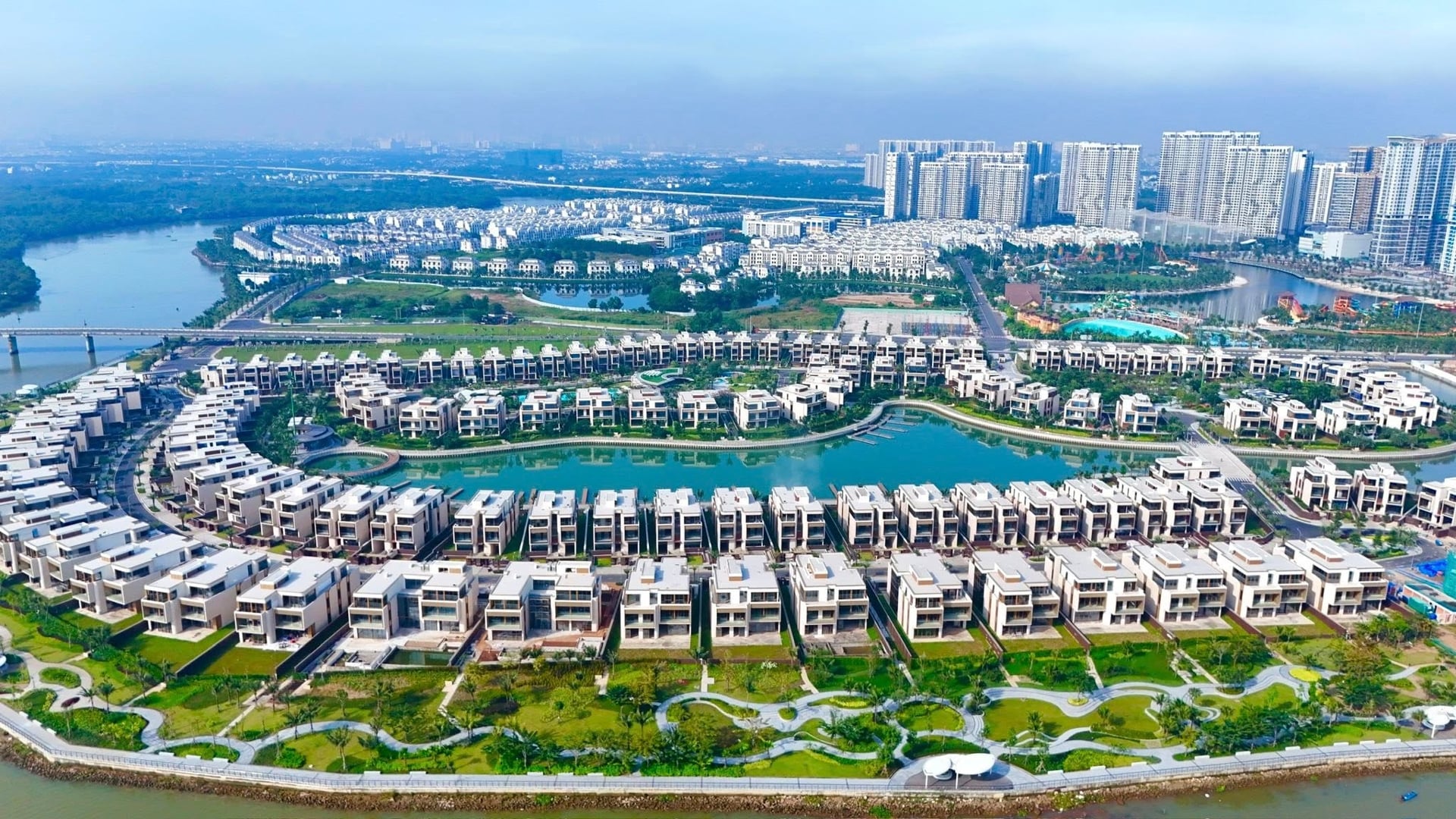 Thị trường bất động sản 2025: Tưng bừng M&A, khối nội dẫn sóng