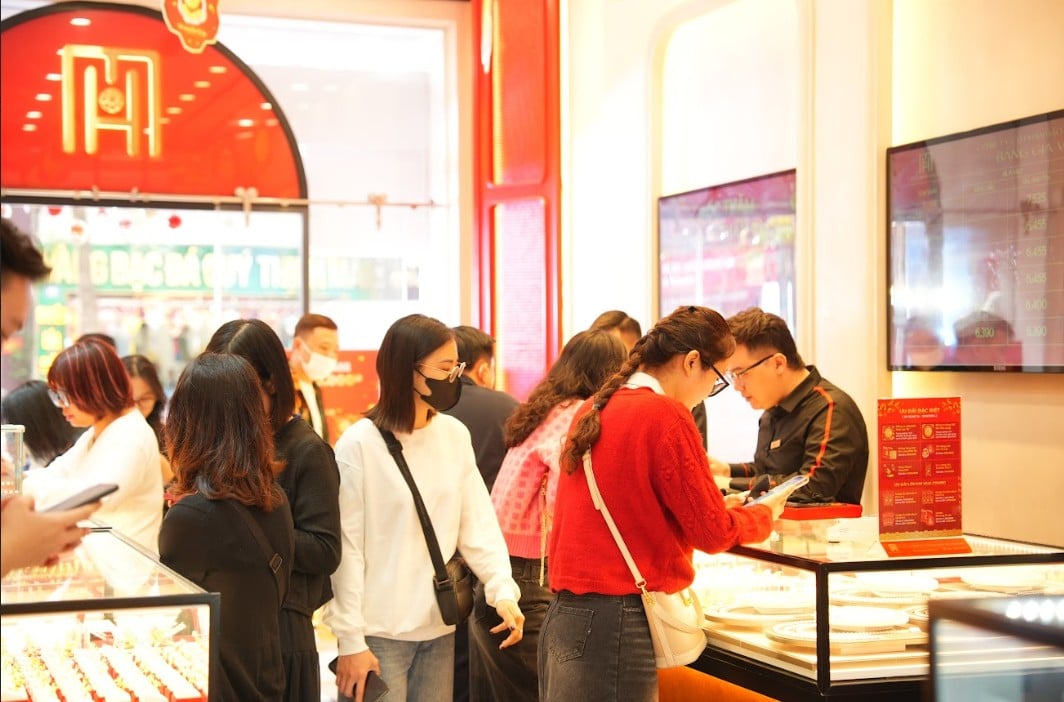 Giá vàng hôm nay 30/12: Liên tục ‘đổ đèo’, giảm tới vài triệu đồng/lượng