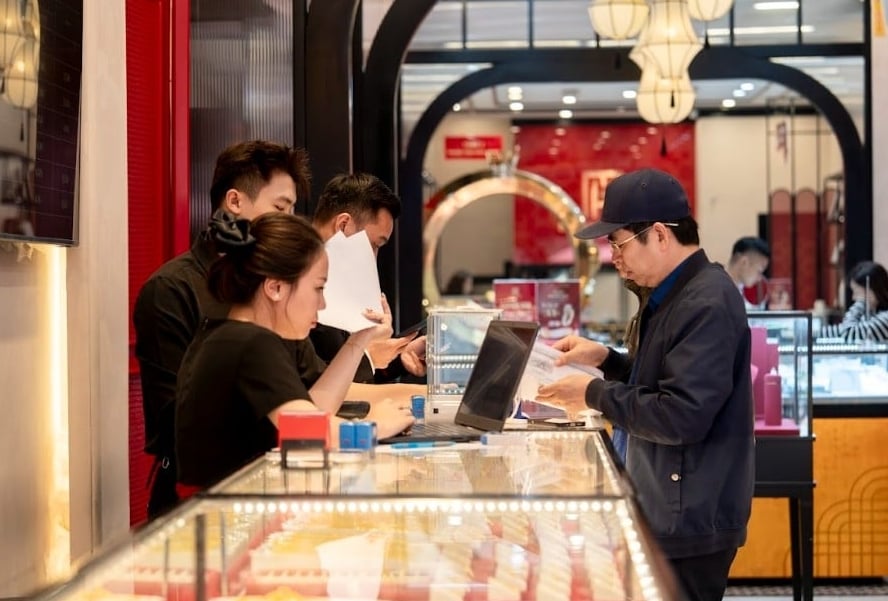 Giá vàng hôm nay 31/12: Vàng nhẫn "bốc hơi" tới gần 5 triệu/lượng