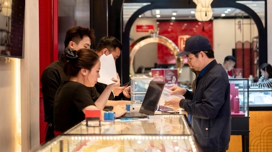 Giá vàng hôm nay 31/12: Vàng nhẫn "bốc hơi" tới gần 5 triệu/lượng