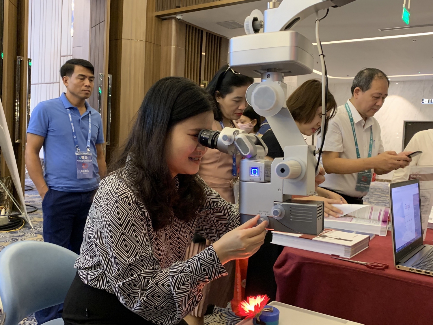 Hội nghị dịch kính võng mạc lần thứ 10 Hội nghị dịch kính võng mạc lần thứ 10