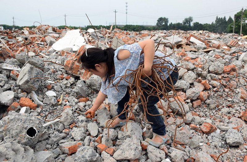 Hai người phụ nữ mặc nội y quỳ gối trên đường gây tranh cãi