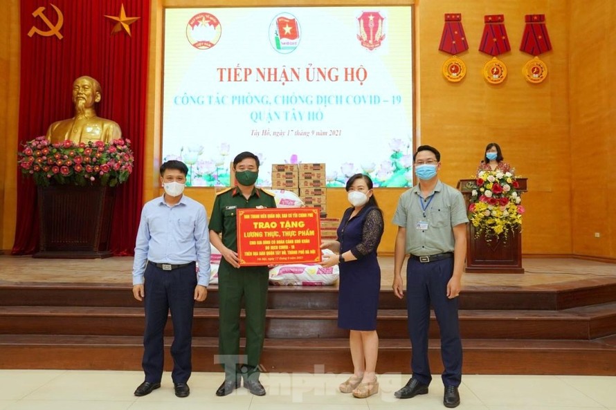 Đại diện Ban Thanh niên Quân đội và Ban Cơ yếu Chính phủ trao cho đại diện chính quyền quận Tây Hồ các phần quà gửi tặng người dân, chiều 17/9